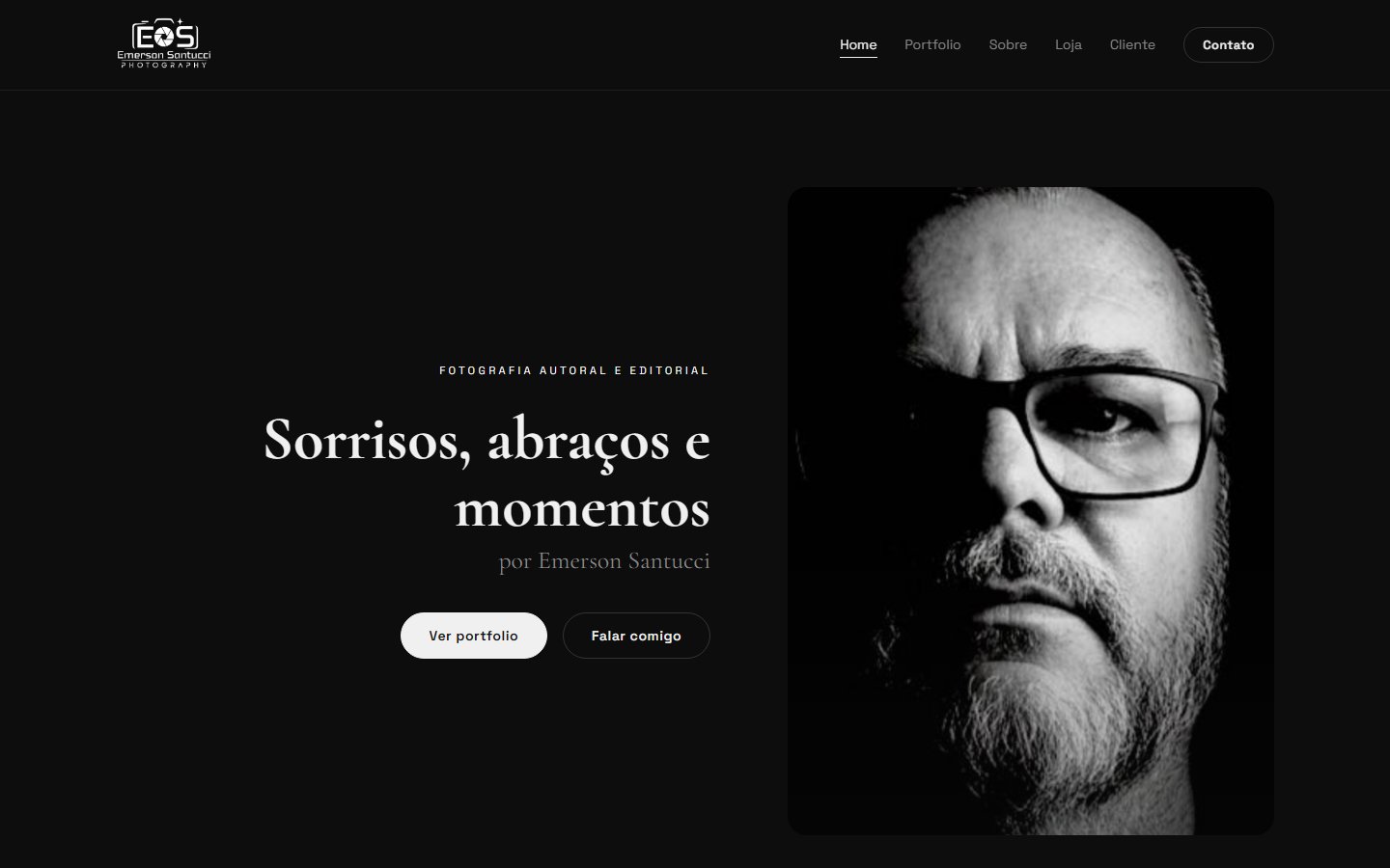 Página inicial do site do fotógrafo Emerson Santucci com retrato em preto e branco